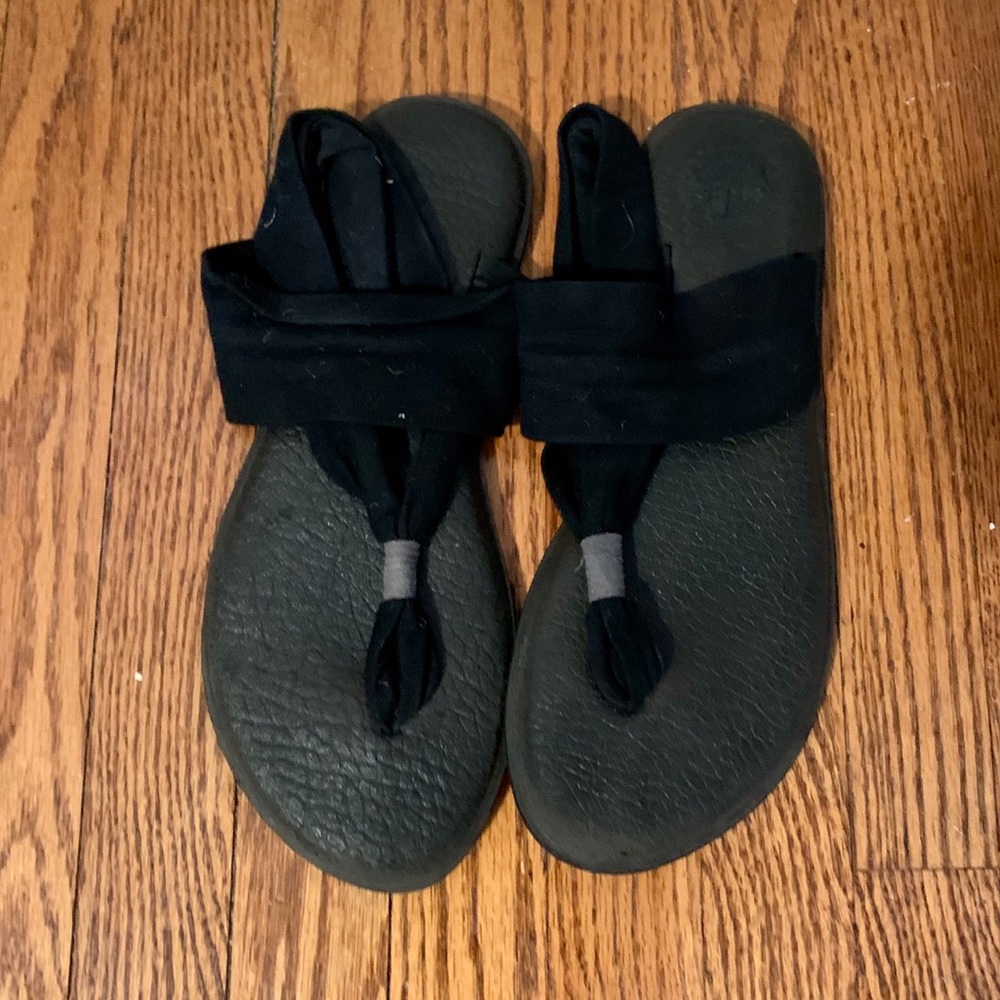 Sanuk black yoga sandals size 9